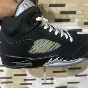 Lightly used 9 out of 10 Jordan 5 retro size 11M with box.